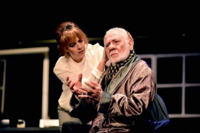 Një kupë në teatër për "babain" Reshat Arbana