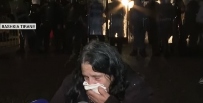 'E shiti Shqipërinë, fëmijët i kemi nëpër botë', protestuesja: Janë imoral, dua largimin e Ramës dhe Veliajt