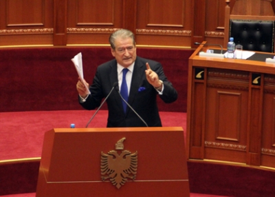 Berisha i nxjerr dhëmbët deputetit socialist, "Zgjidh qelinë dhe shko, hajdut tokash"