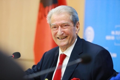 Fotoja që acaroi 'ushtarët' e Dumanit/ Berisha: Mjeros dhe lëpirësve që u revoltuan, facebook është publik o mjeranë!
