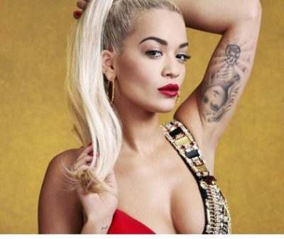 Rita Ora veshet 'kuq e zi', shfaqet shumë "hot"