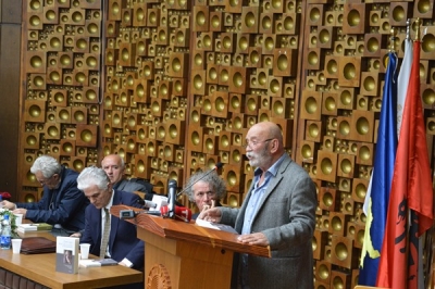 Çun Lajçi promovoi librin e tij si homazh për jetën e bijës së ndjerë