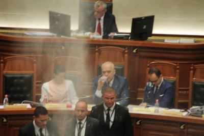 VIDEO/ Bidona, dosje e letra hidhen mbi Ramën