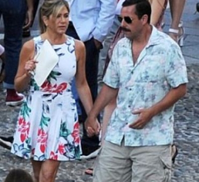 Ç'po ndodh?! Jennifer Aniston ecën dorë për dorë me aktorin Adam Sandler