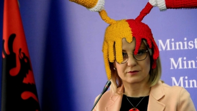 “Të ndalohet” Nikolla, ministrja e dështuar e arsimit, jo celularët e mësuesve në shkolla