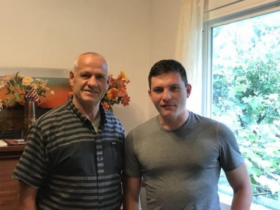 Shqiptari merr mbrapsht kursimet e jetës, por "zhgënjehet" nga Amerika
