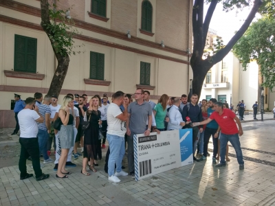 Të rinjtë i kërkojnë llogari Xhafës, ç'po ndodh poshtë zyrës së ministrit