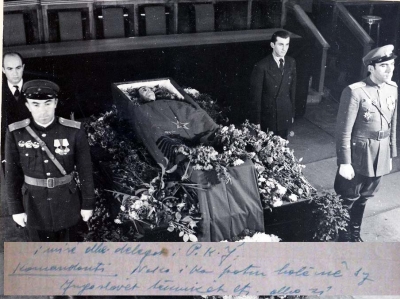 Homazhet e zhvilluara në sallën e Kuvendit Popullor pas vrasjes së Nako Spirus. Pranë kufomës janë Teki Kolaneci, Rahman Parllaku, Ramiz Alia dhe një person i paidentifikuar. Faksimlija është nga mbledhja e Byrosë Politike e datës 5.12.1947 ku E.Hoxha thotë se Nako i kishte "halë në sy jugosllavët"