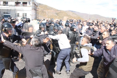 PROTESTA/ Ambasadori Donald Lu "shuplakë" policisë së Xhafës