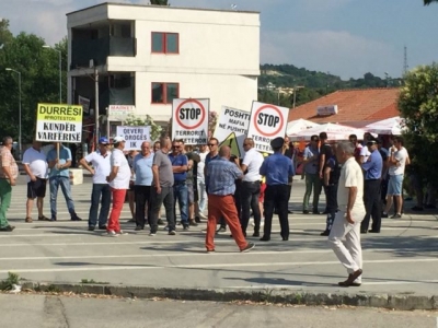 "Stop qeverisë së krimit"/ Rama pritet me protesta në Durrës (video)