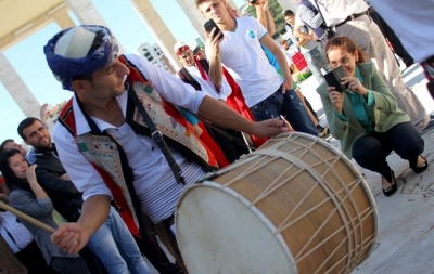 Forumi ironizon Kumbaron: Requiem për epokën e Qerimesë!
