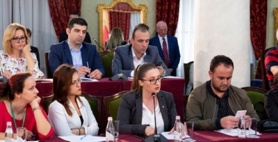 Braçe e flaku jashtë komisionit, gazetarja ironizon: Jepja Ramës t'i bëjë ekspretizë...