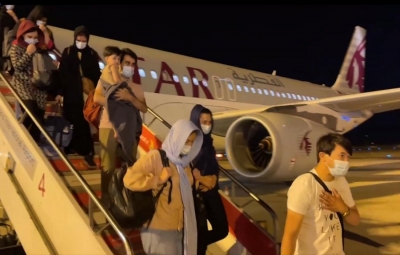 Mbërrin grupi i dytë dhe i tretë me refugjatë afganë: aktiviste, pedagogë, gazetarë me familjet e tyre