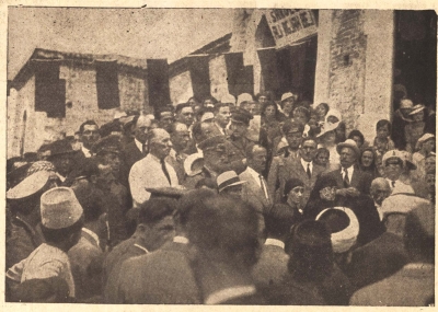 Ceremonia e përurimit të shkollës "Ali Agjahu" në Elbasan dhe sjelljes së eshtrave më 11.5.1937. Në foto dallohen prefekti Sadik Metra, kryetari i bashkisë Ahmet Dakli, etj
