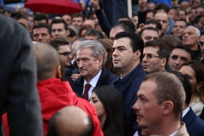 "Puç shteti me Kushtetutën", Berisha: Uragani popullor duhet t'i largojë këta kalbësira