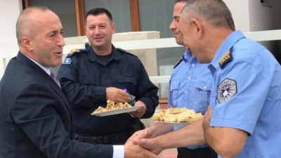 Haradinaj "heq" dorë nga detyra e kryeministrit, bën kamarierin (FOTO)