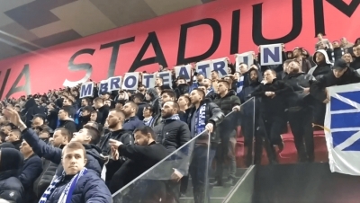 Kauza 'Mbro teatrin' çohet nga tifozët në stadiumin 'Air Albania'