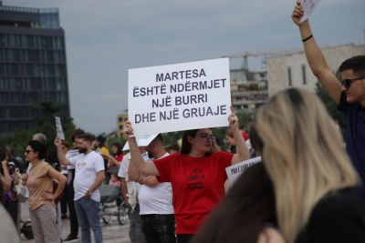 'Babai është burrë!' - Marshim për familjen në Tiranë dhe mbledhje firmash kundër projektligjit të Ramës