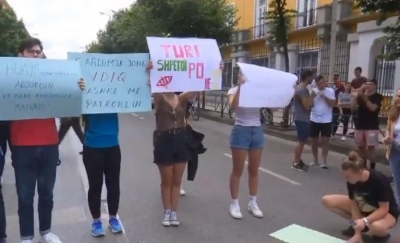 Provimet, maturantët protestojnë para Ministrisë për 'pyetjet pa lidhje'