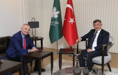 '25 vjetori i Çlirimit'/ Meta pritet nga ish-kryeministri i Turqisë: Falemindërit për kontributin në pavarësinë e Kosovës