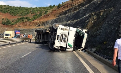 Përmbyset trajleri në "Rrugën e Kombit", humb jetën shoferi