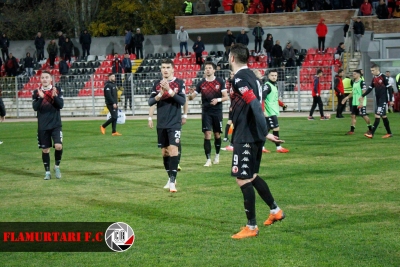 Busiç "ngrin" Kamzën, Flamurtari shikon Evropën