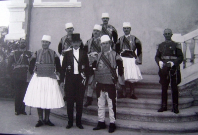 Nga e majta: gjeneral Gilhadi, kryeministri Kostaq Kotta, Pandeli Evangjeli (kryetari i Parlamentit), Hiqmet Delvina. Sipër: Sali Vuçiterni, Aburrahman Dibra, Musa Juka, Milto Tutulani. Osman Gazepi