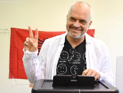 Po i shterron teatri "antikomunist" Ramës