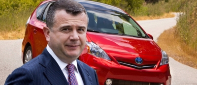 Deputetët demokratë shkojnë në Kuvend me "Toyota Yarisi" e Taulant Ballës