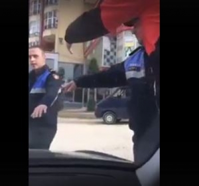 VIDEO/ 'Na vrave, mo'. Polici nxjerr armën në mes të qytetit dhe..