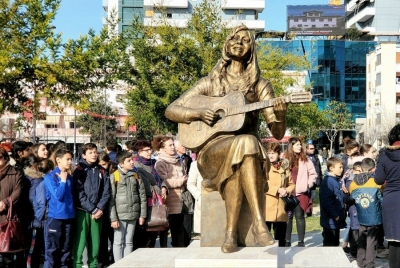 Lushnja vendos "mbretëreshën" e saj, në qendër të qytetit