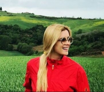 Alketa zbulon kush e shoqëron në "aventurën afrikane"