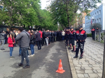 Vijon Revolta/ Protestuesit para Drejtorisë së Policisë: Lironi të burgosurit