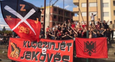 FOTO/ Grupimi "vesh" kuqezi Beogradin