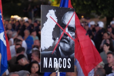 ‘Lironi Berishën’, ‘Narcos’, mijëra protestues me pankarta në duar 'pushtojnë' Bulevardin Dëshmorët e Kombit