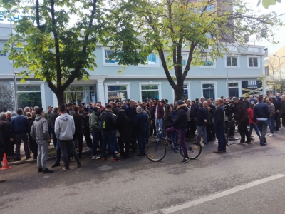Lajm i fundit/ Protestuesit kërkesë Policisë: "Hiqni uniformat dhe bashkohuni me ne!"