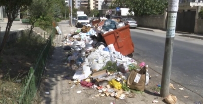 Veliaj 'qelb' Tiranën me plehra, banorët: Nuk hapim dot dritaret