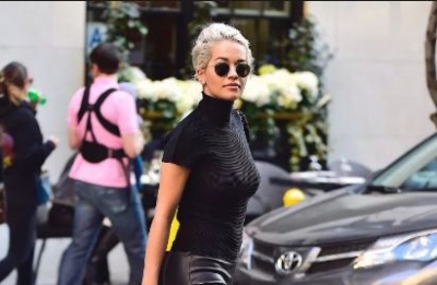 Rita Ora 'pushton' rrugët e Londrës