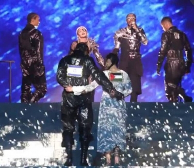 "Muzika i bën njerëzit bashkë!" Madonna shkakton polemika me flamujt e Izraelit dhe Palestinës pa miratimin e organizatorëve