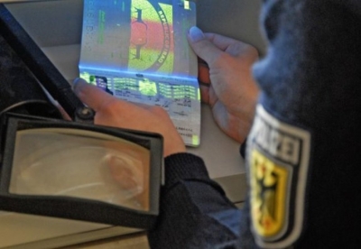 Shqiptari kapet me vizë false në pasaportë, 800 euro gjobë dhe 'prapaktheu'