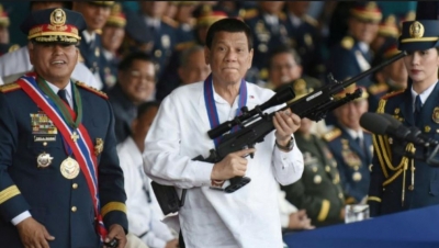 Presidenti filipinas nuk përmbahet, e quan Zotin "budalla"