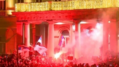 'Vuçiç është Putin'/ Protestuesit rrethojnë bashkinë e Beogradit