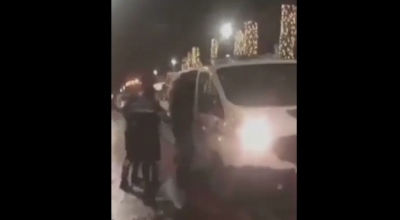"I gjuajti!”/ Tubimi për Klodian Rashën, efektivi dhunon një protestues shoqëruar në automjetin e policisë! Shikoni momentin kur e godet