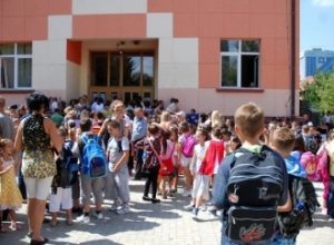Viti i ri shkollor/ Kryeministri i Kosovës paralajmëron për shtatorin: Do të shtohet rreziku i infektimit. Në Maqedoninë e Veriut protesta për..