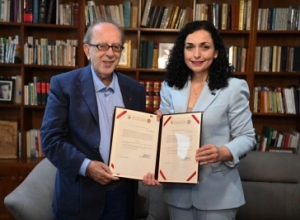 Ismail Kadare merr nënshtetësinë kosovare në moshën 87-vjeçare